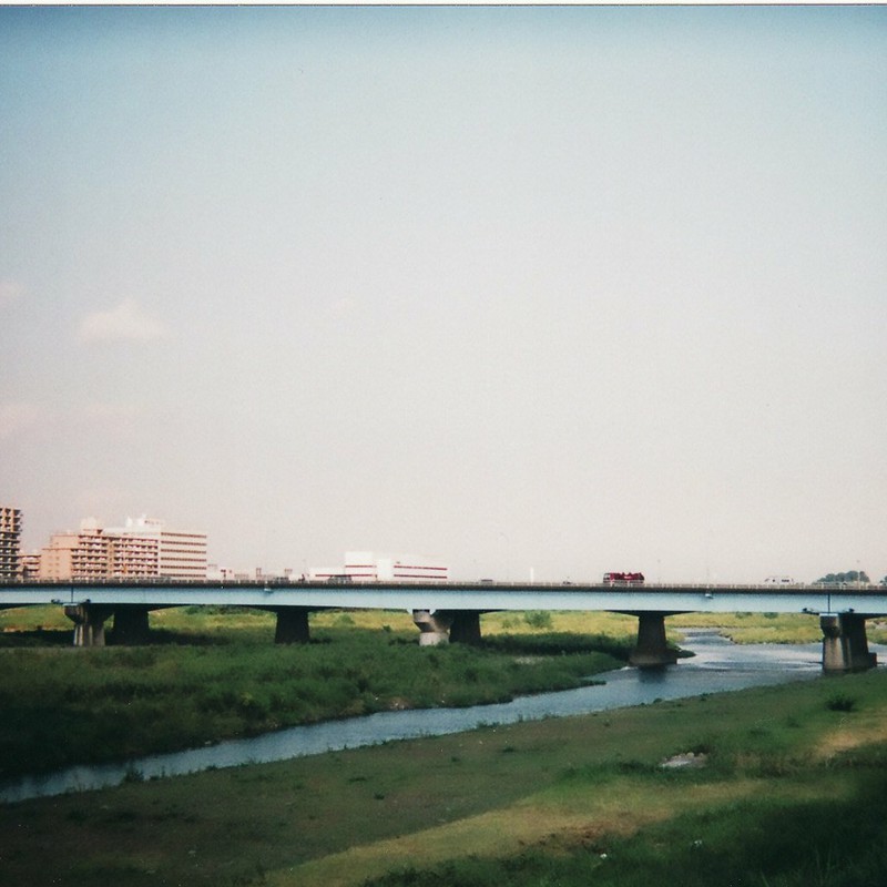 川にかかる水色の橋