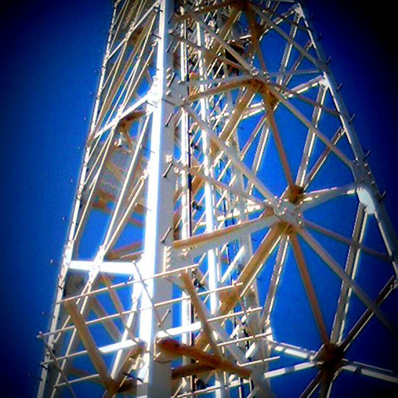 白い鉄塔