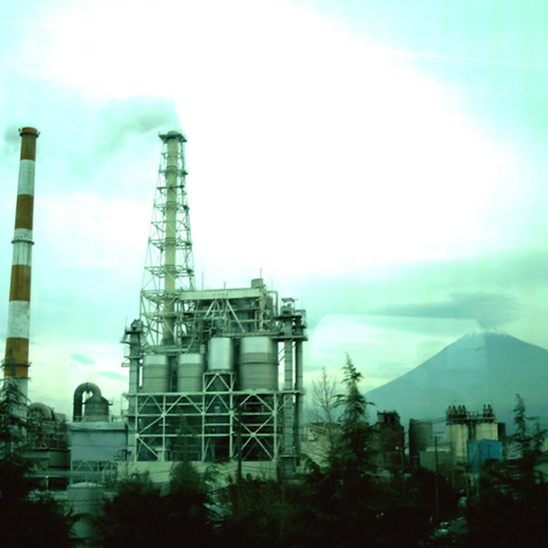 工場と富士山