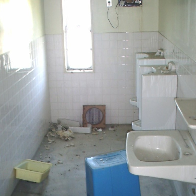 廃墟　階段下の男子トイレです。