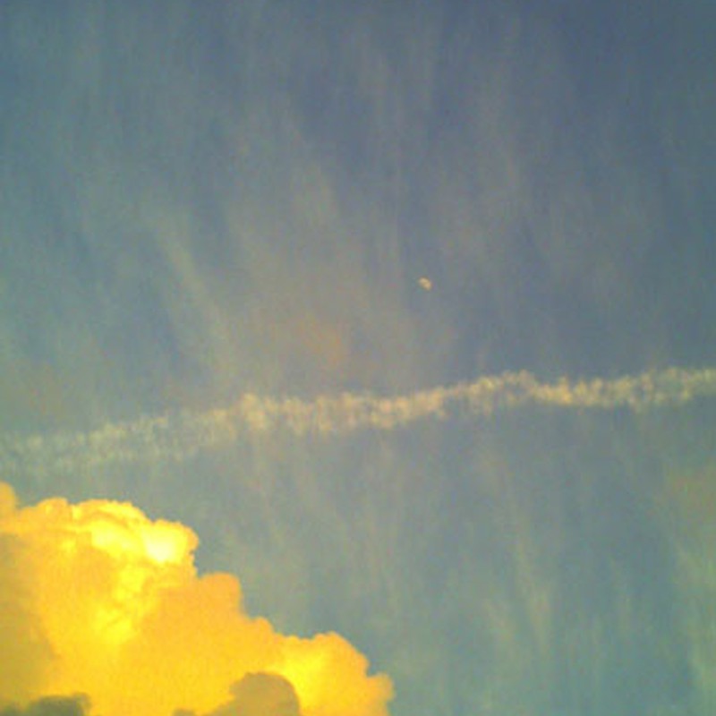 月と飛行機雲