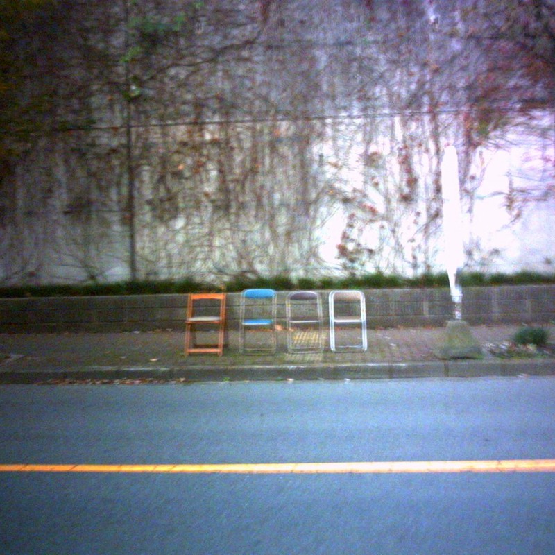 バス停とパイプ椅子