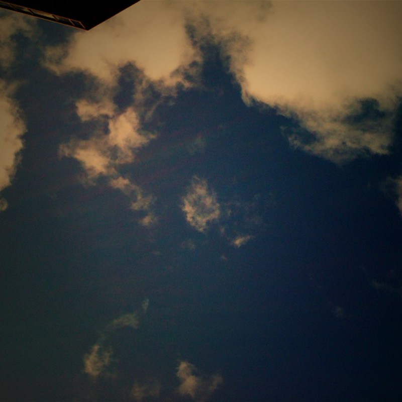 頭上の雲と空
