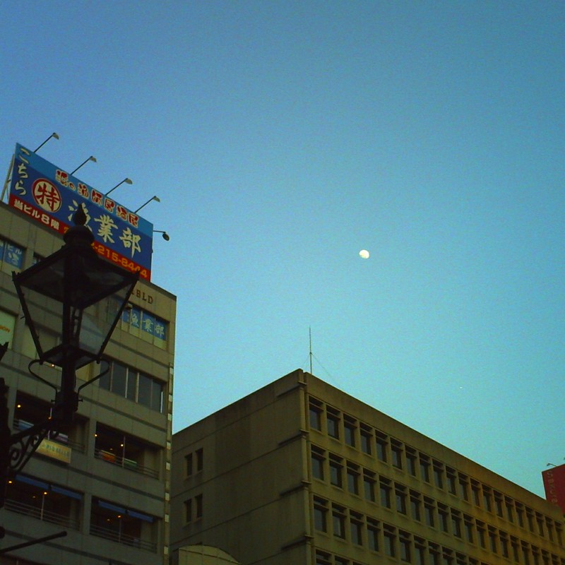 駅前と小さな月