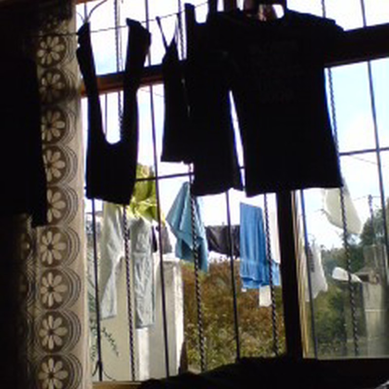 窓際には洗濯物。
