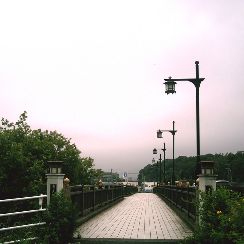 橋の上の街灯。