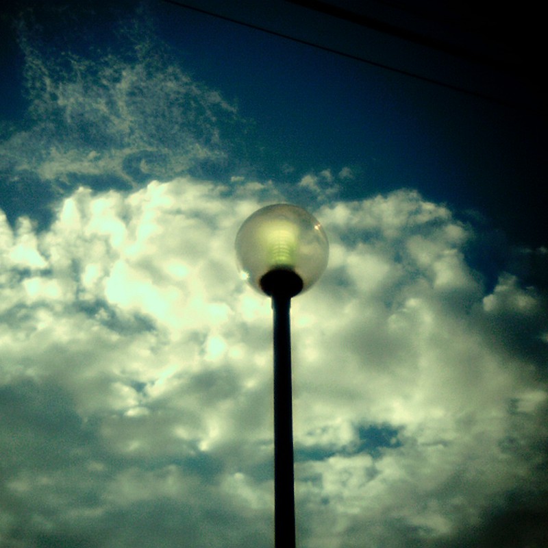 青空と街灯。