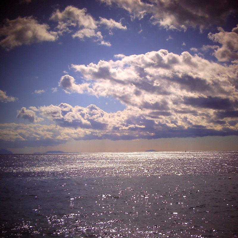 光る雲、光る海