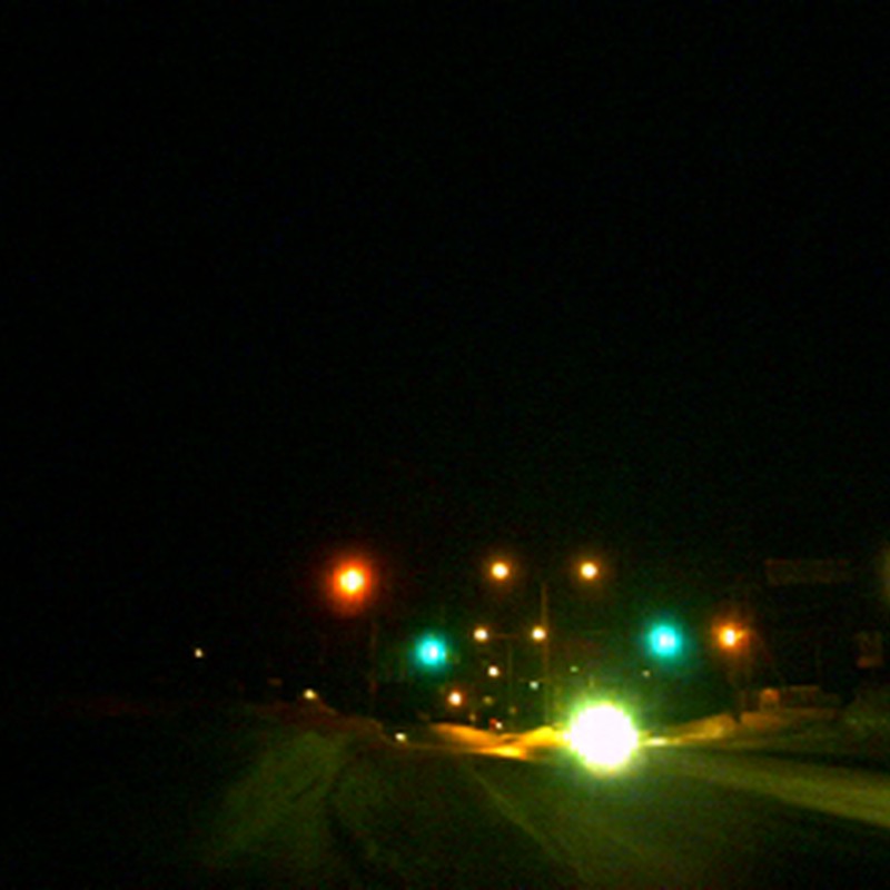 夜、車道にて