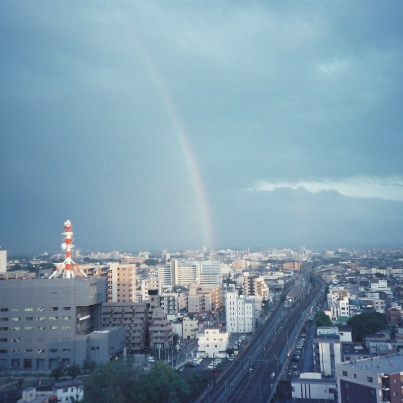 雨上がり、ヒカリ刺すとき、そこに虹がかかる。