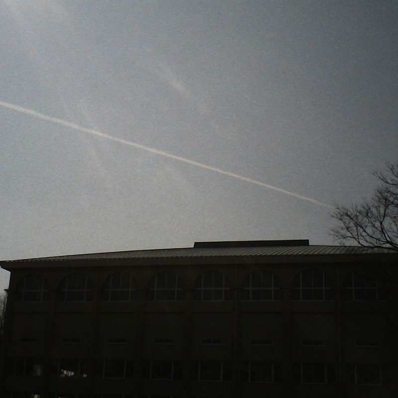 校舎と飛行機雲