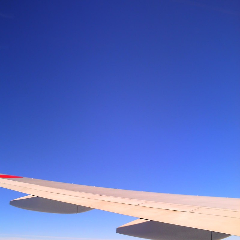 翼と飛行機雲