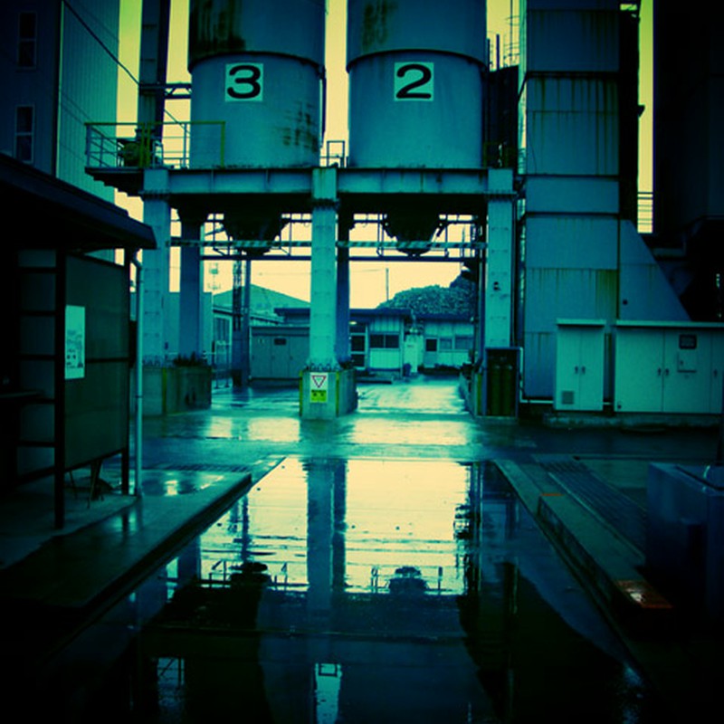 雨の工場