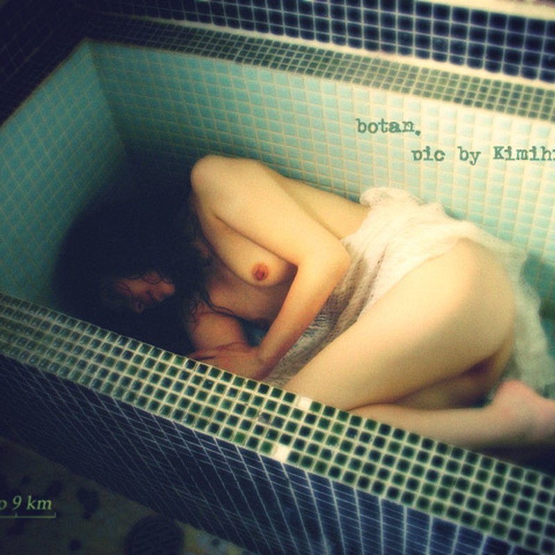 浴槽の裸婦