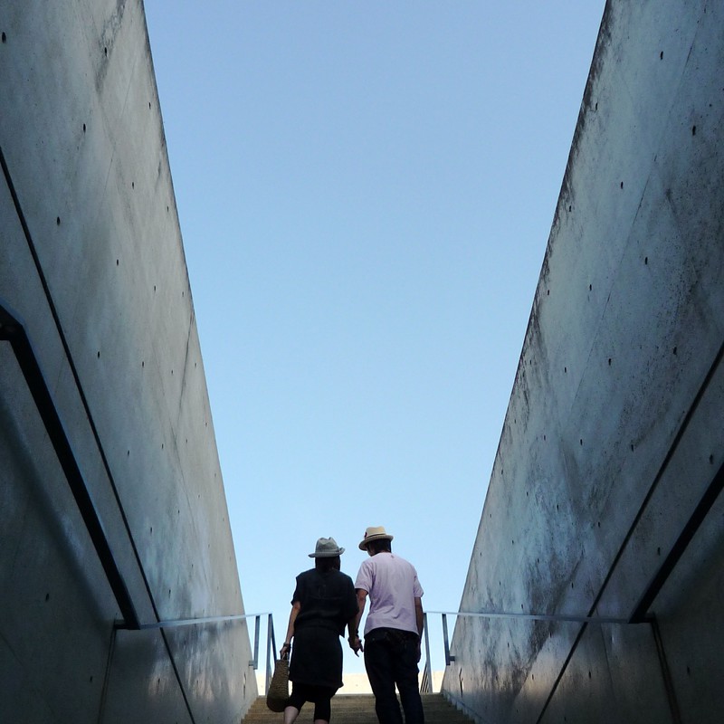 手をつないで。