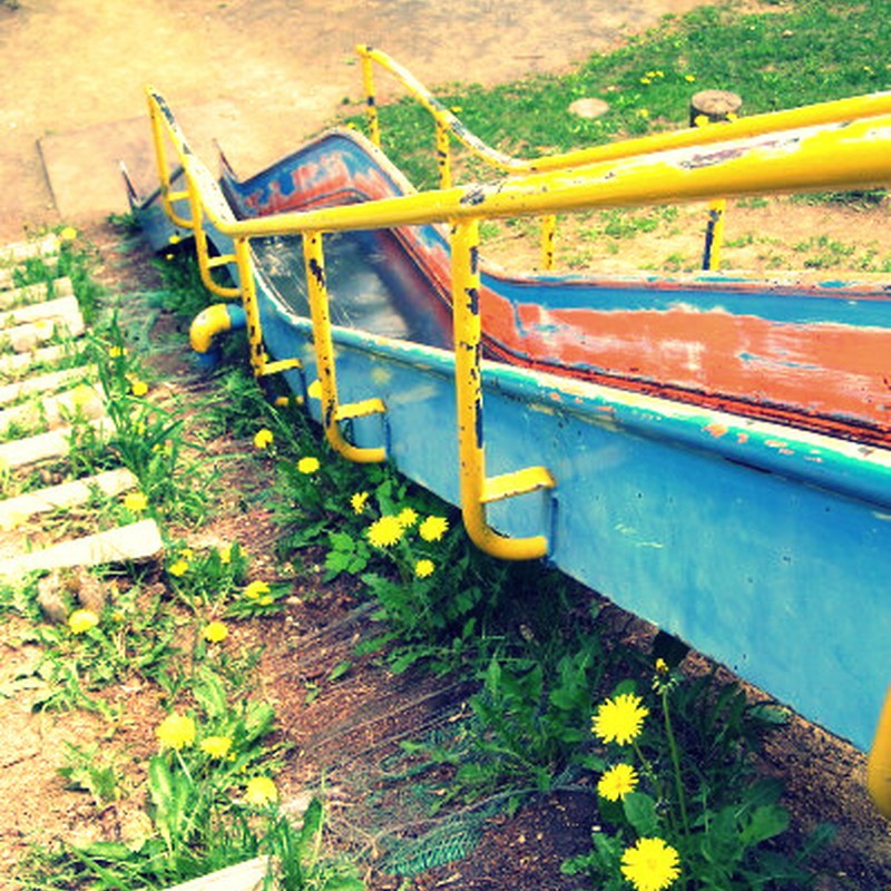 タンポポの咲く滑り台