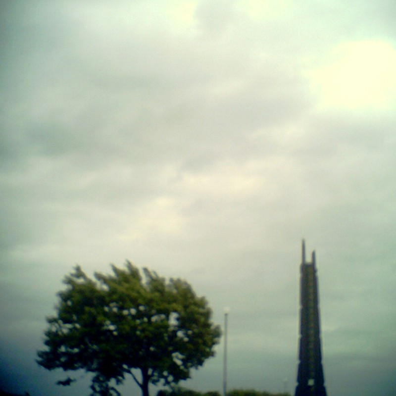 木と街灯と記念塔