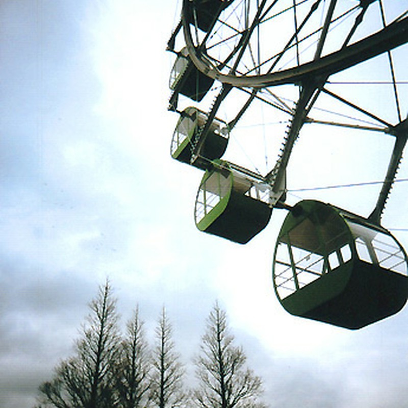 雨の遊園地