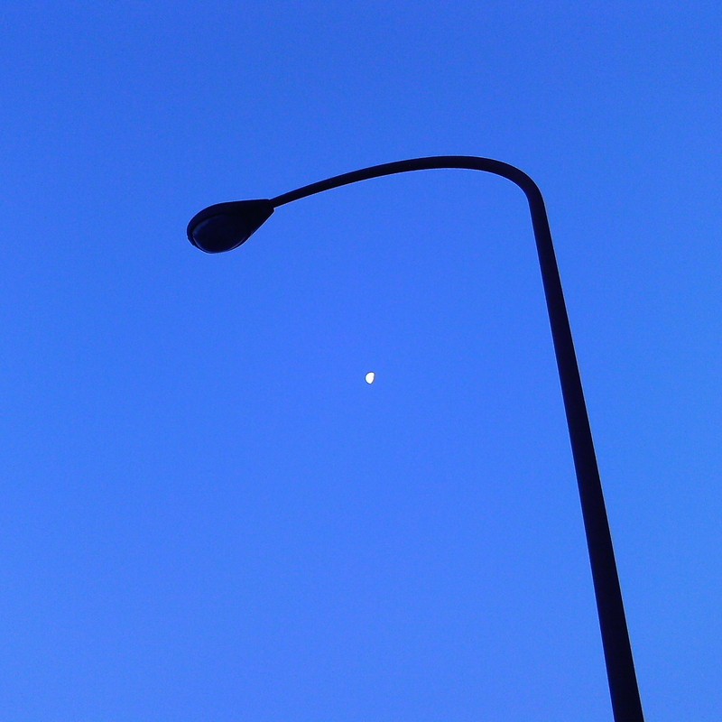 街灯と月