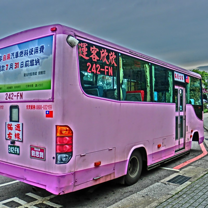 ピンクのバス