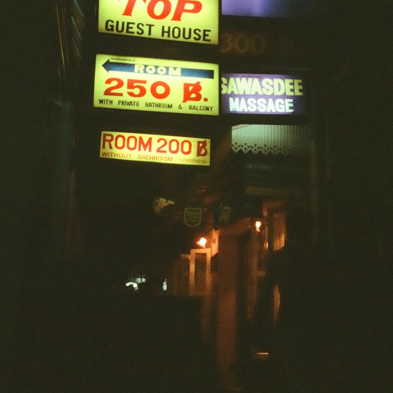 1998 バンコク、カオサン通り。闇の路地