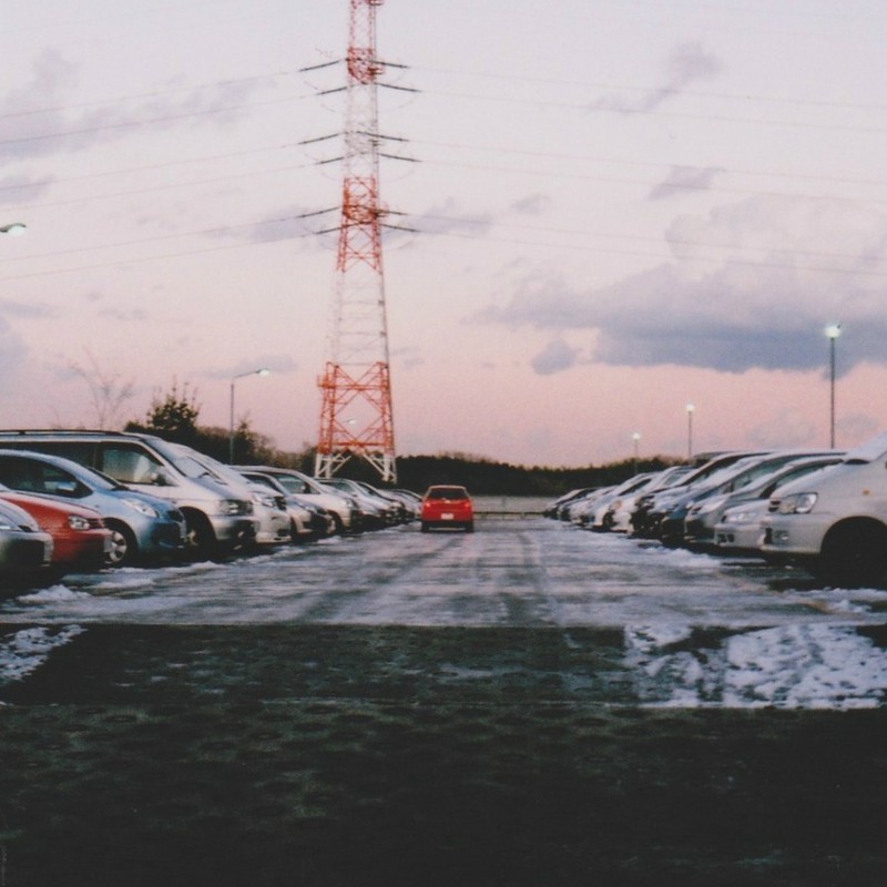 雪の残る駐車場