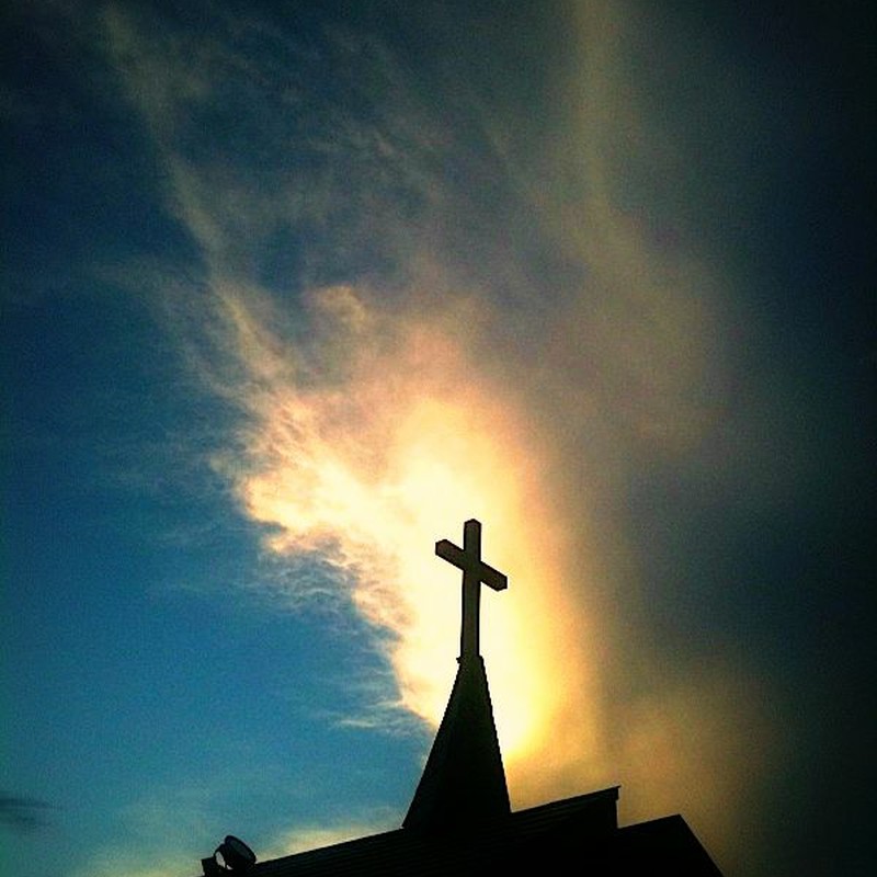 夕焼け雲と十字架