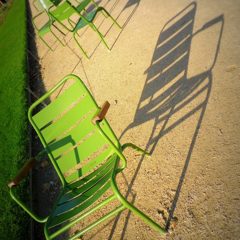 椅子と影