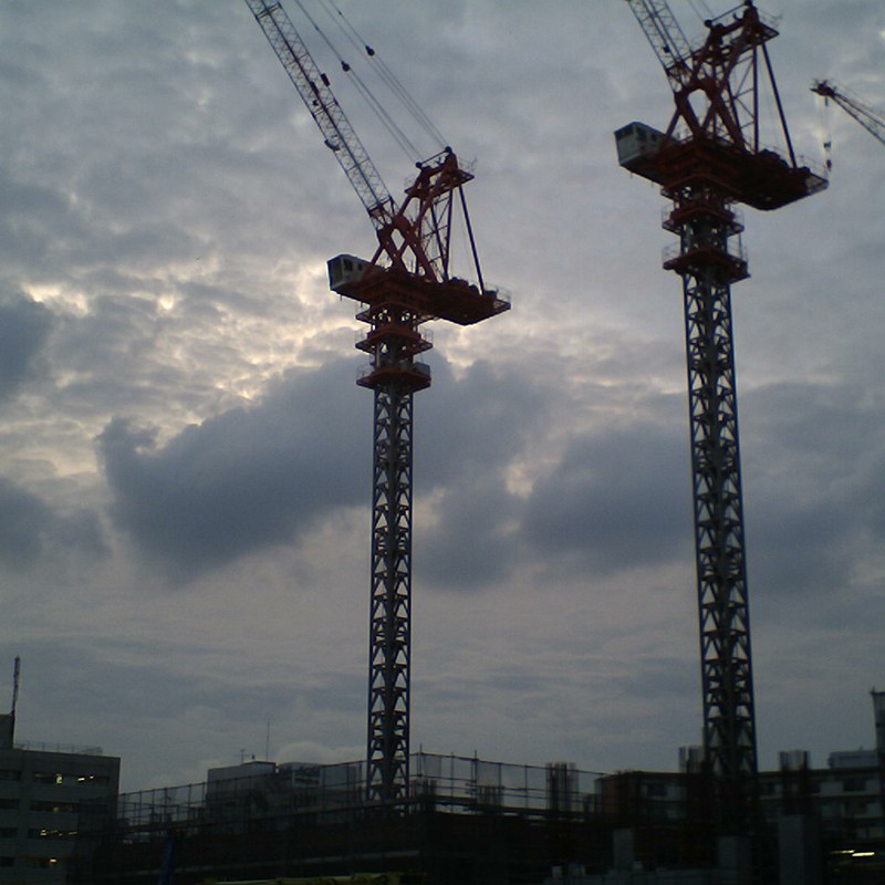 東京スカイツリー建築現場と曇り空