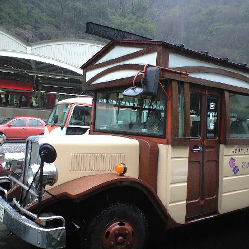 箱根湯本で見かけたバス。