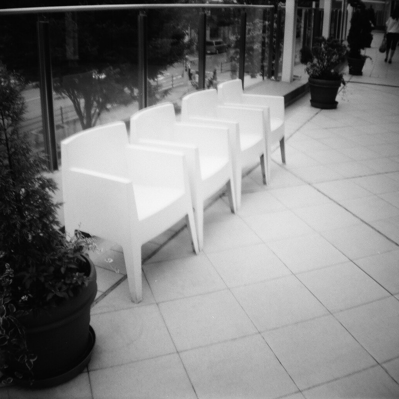 白い椅子　
