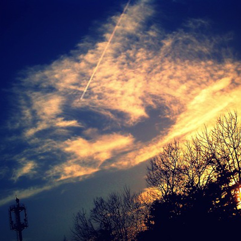 夕陽と飛行機雲