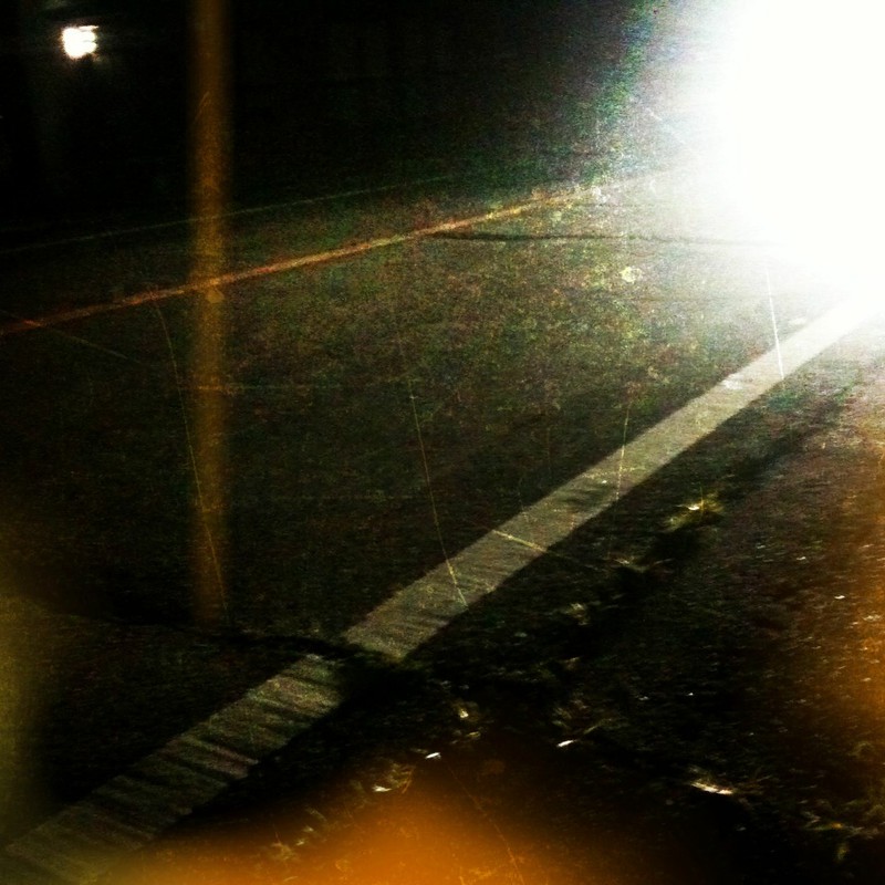 夜の車道