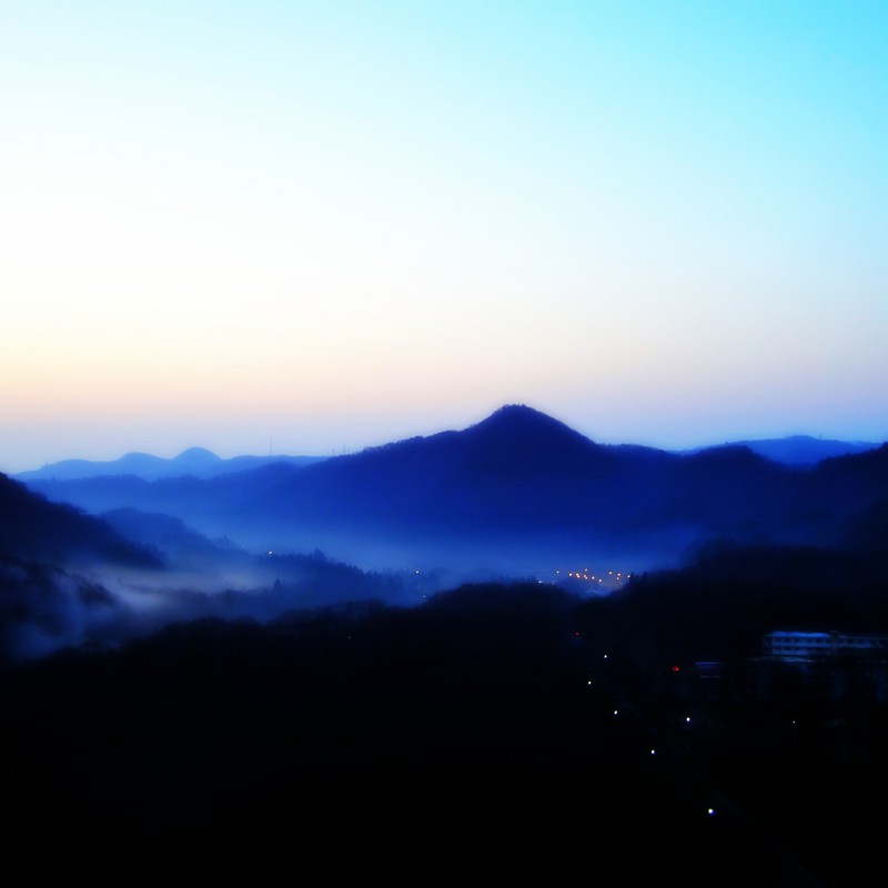 山の夜明け