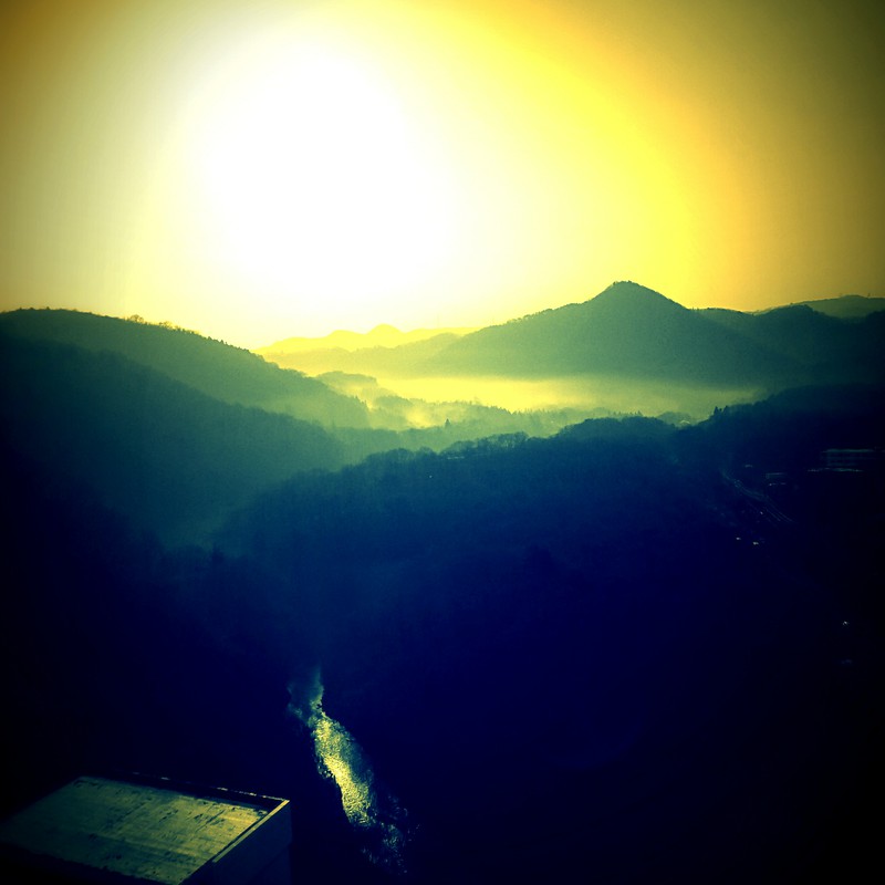 山の日の出