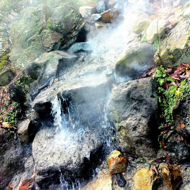温泉の滝