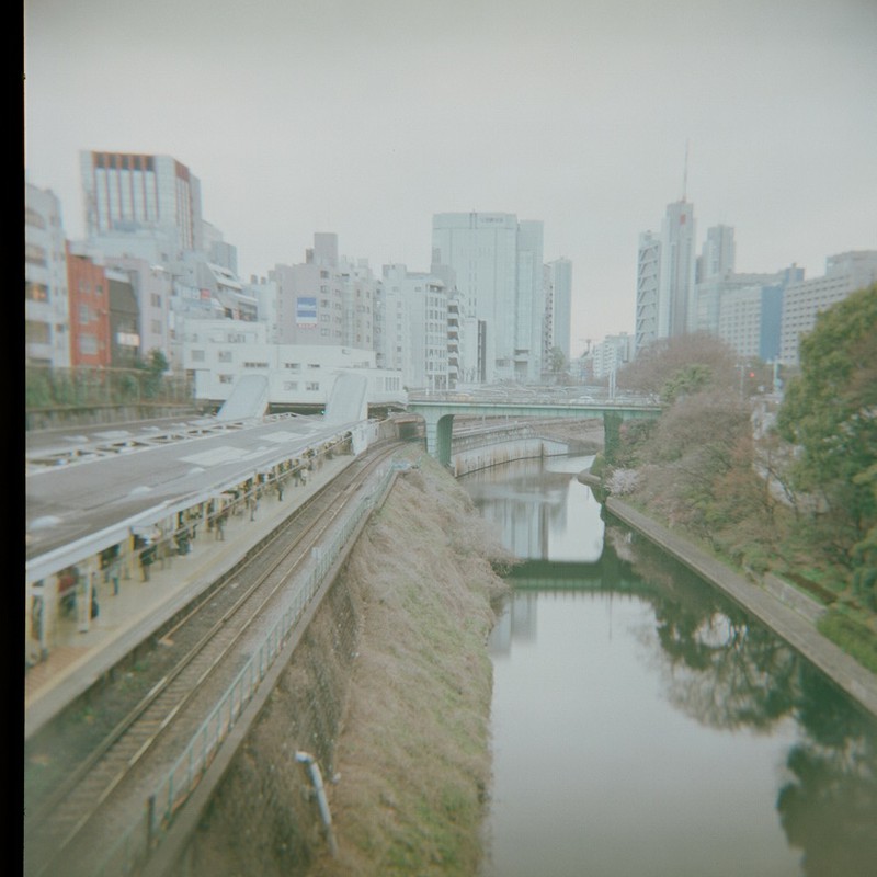 電車を待つ人、橋を渡る人
