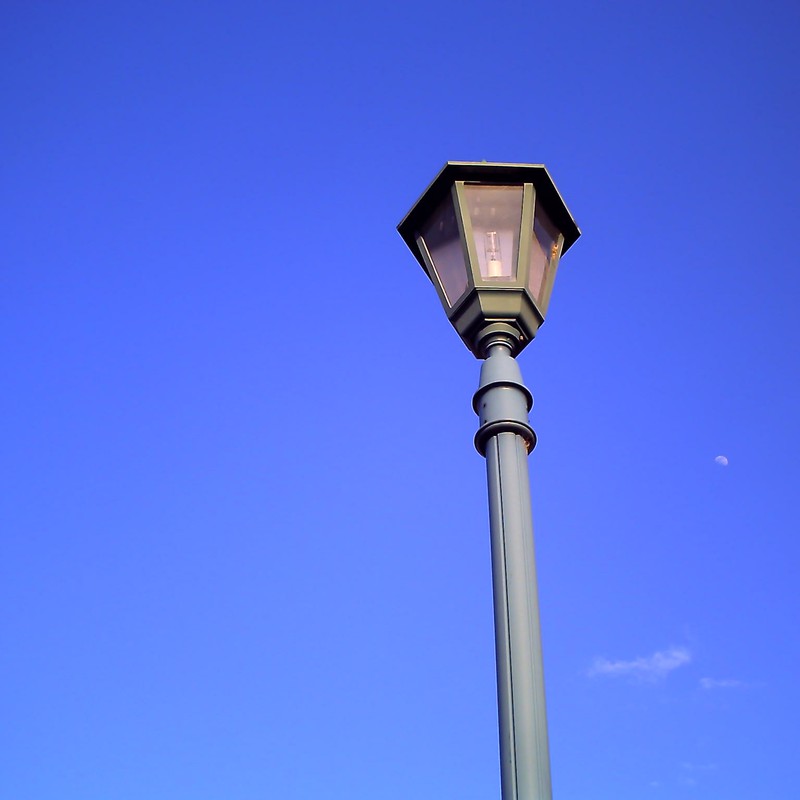 街灯とうっすら月