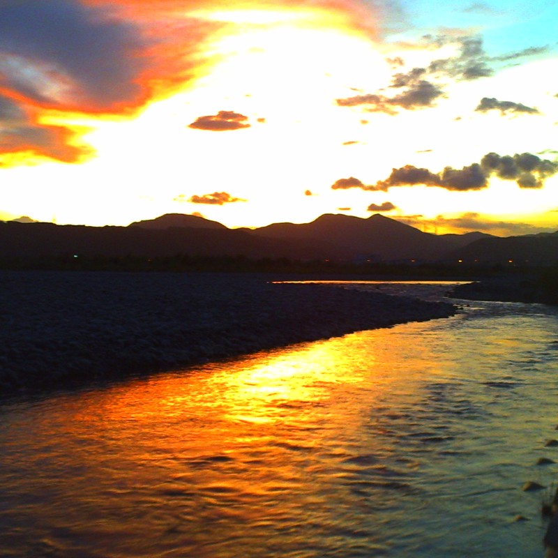 夕日に染まる空と川