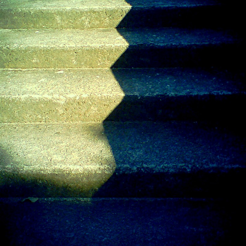 階段の光と影