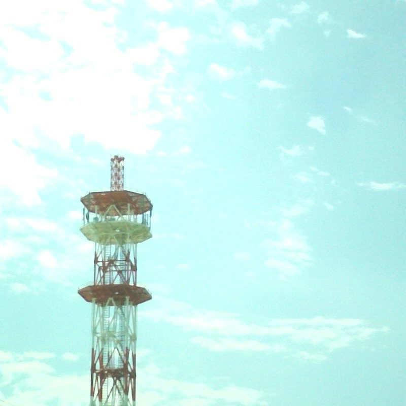 見上げる塔の向こうに夏の空