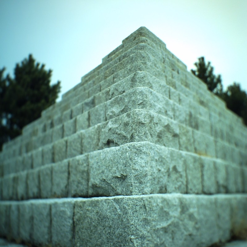 石のピラミッド