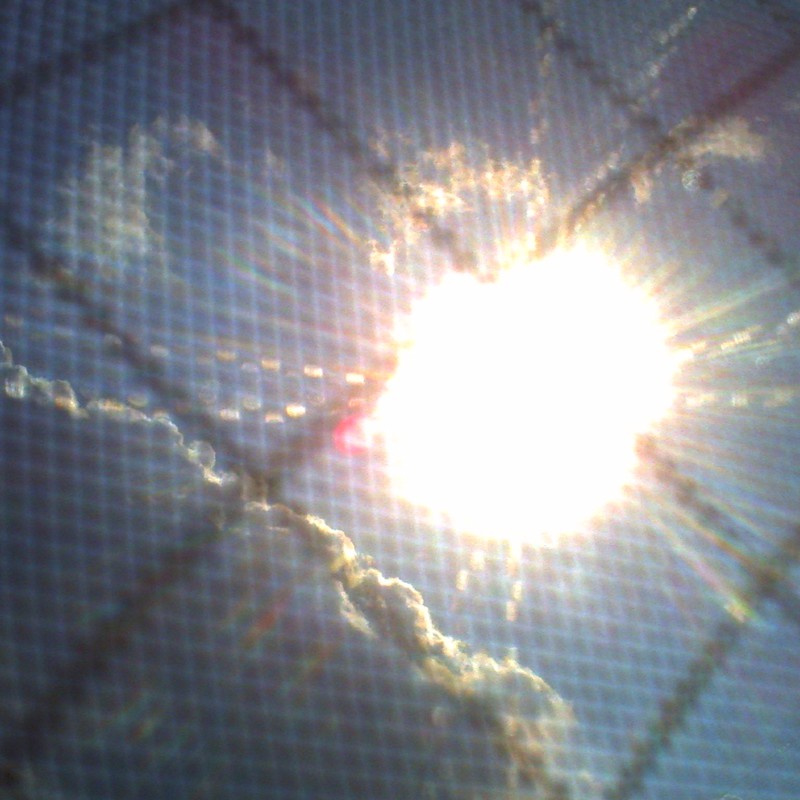 窓越しの空と太陽