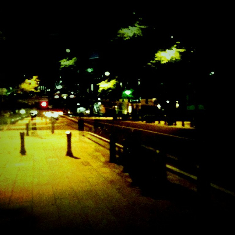 関内　夜の道