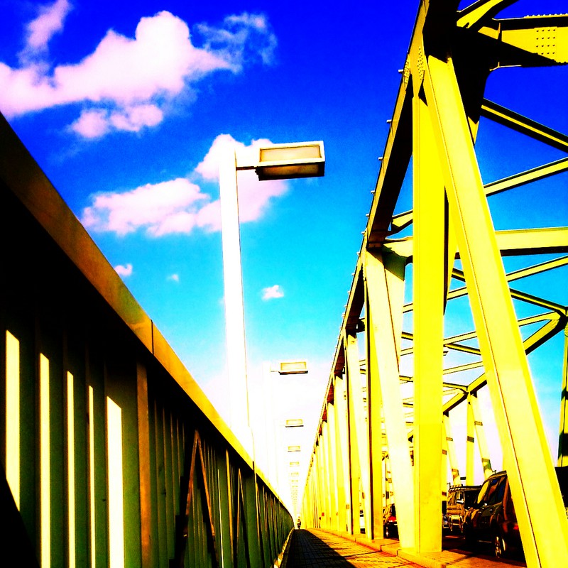 黄色い橋と青空