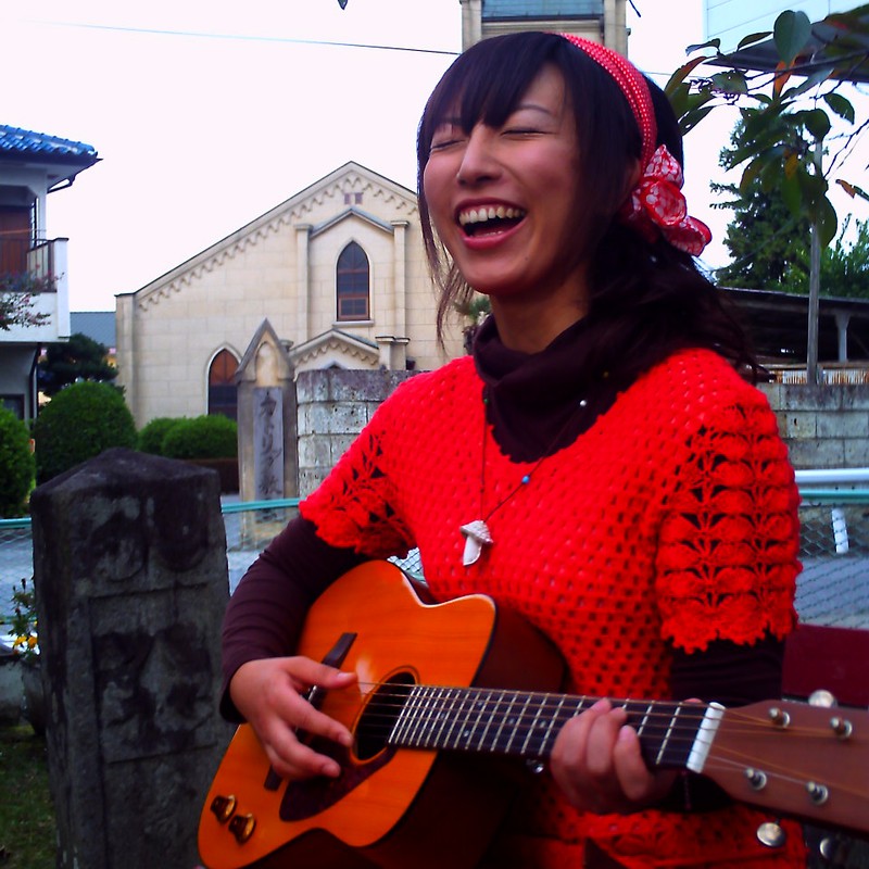 笑顔ギター女子