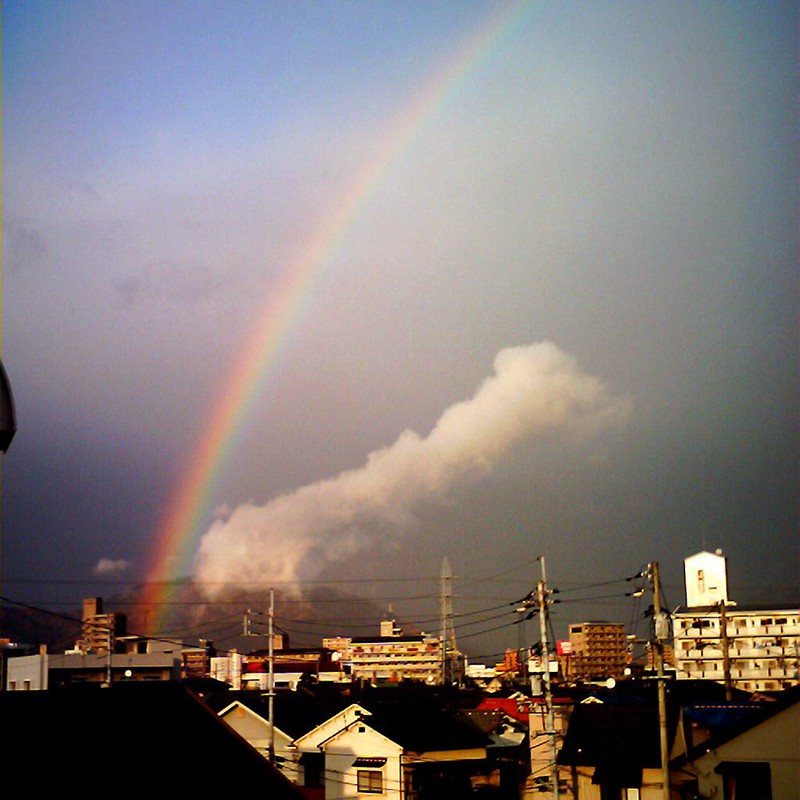 虹と町並み