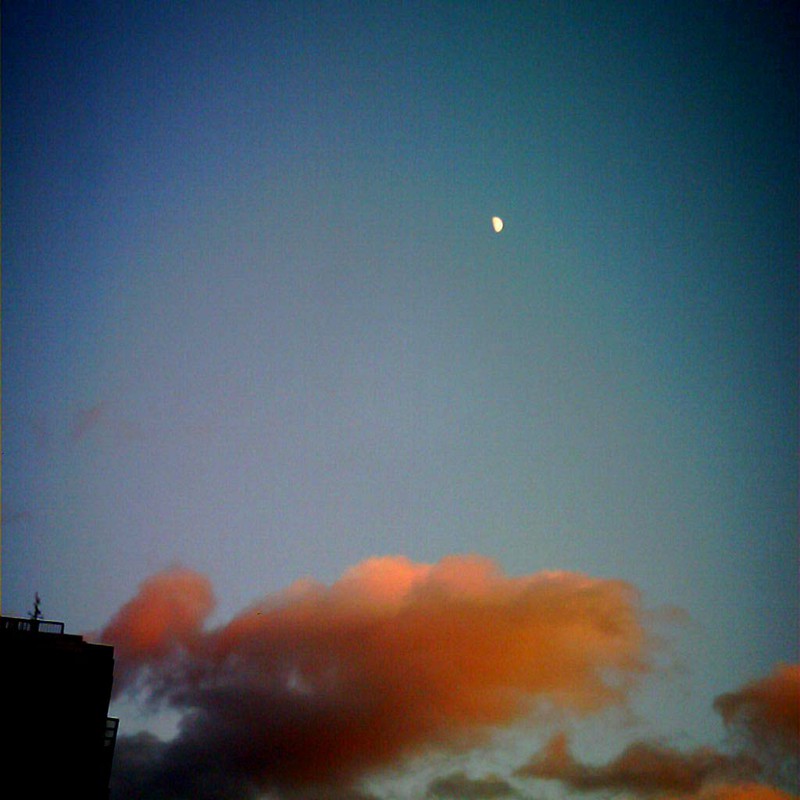 夕空の雲と月