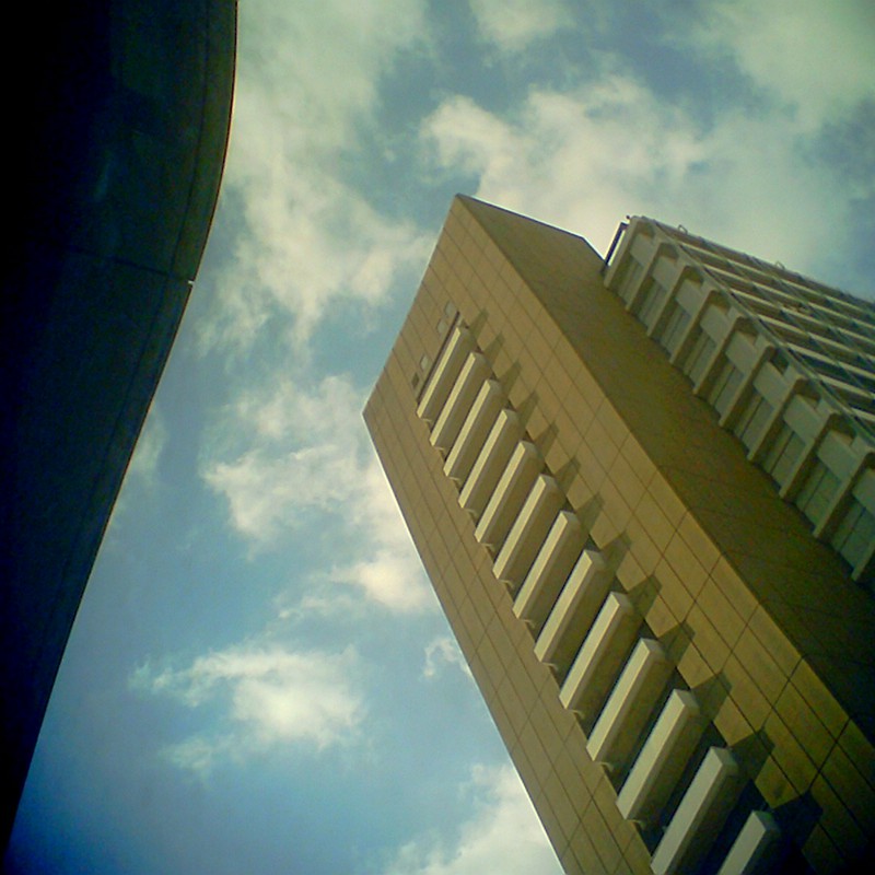 ビルとビルの間から