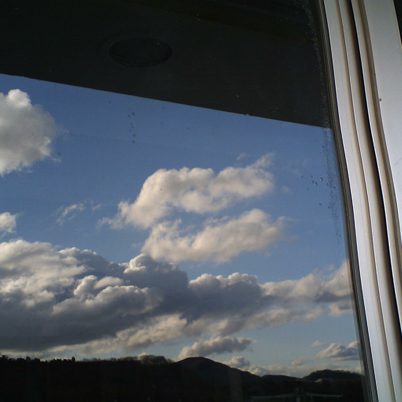 窓にうつる雲